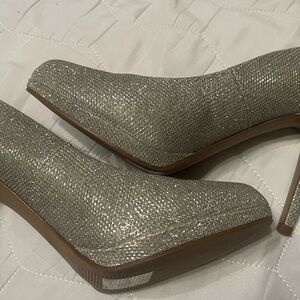 NEW Elegant Silver Glitter High Heels Size 8.5 - Kelly & Katie